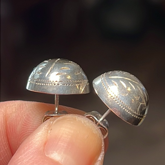 Vintage signed ND Native American etched sterling silver domed earrings - Picture 6 of 7